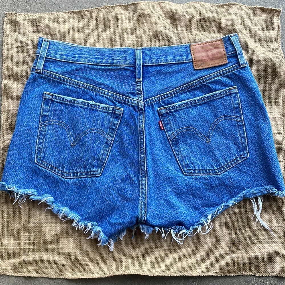 Levis Jeans Denim Button Fly Cut off Distressed Size 30 501 Shorts - Picture 8 of 9
